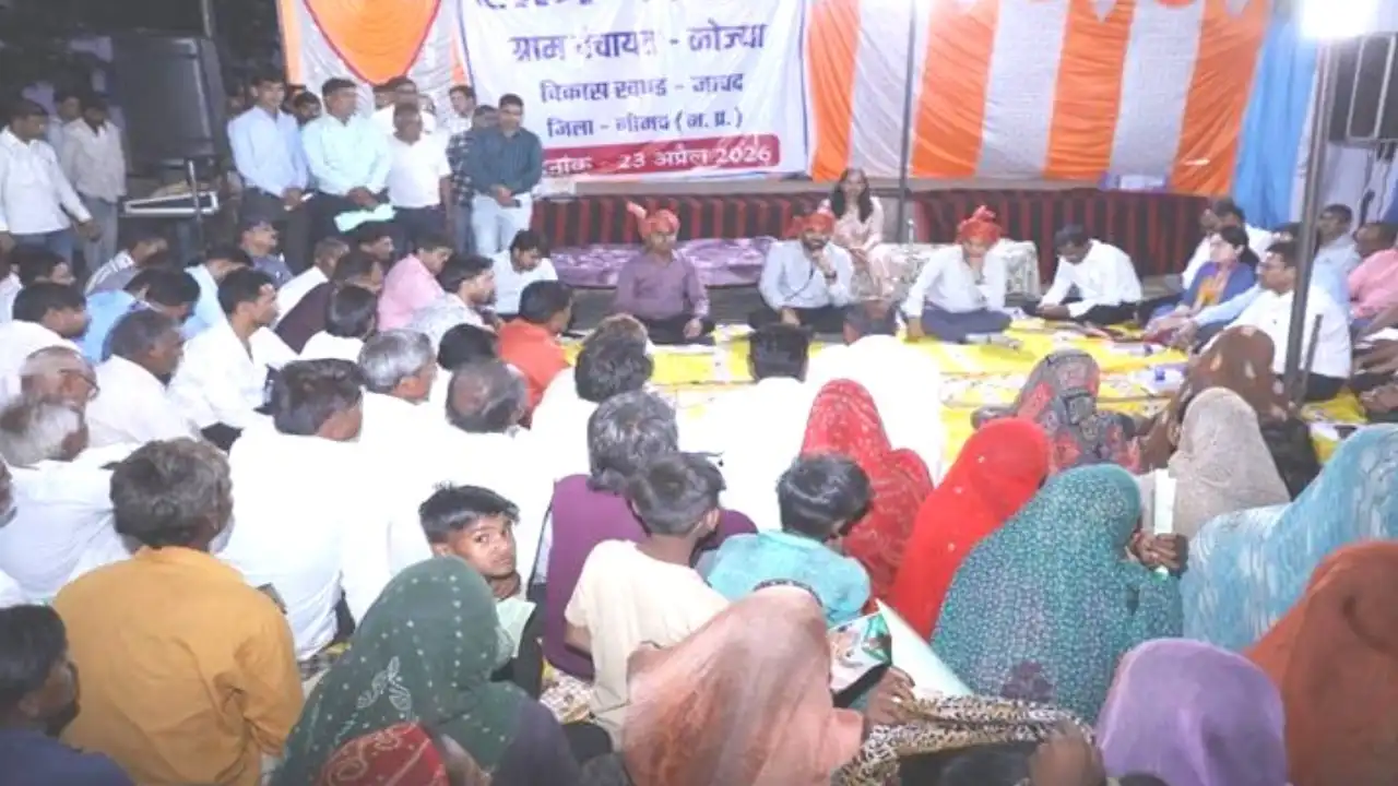 साढे़ तीन घंटे बस में सफर कर कोज्या पहुंचे कलेक्टर श्री चंद्रा 