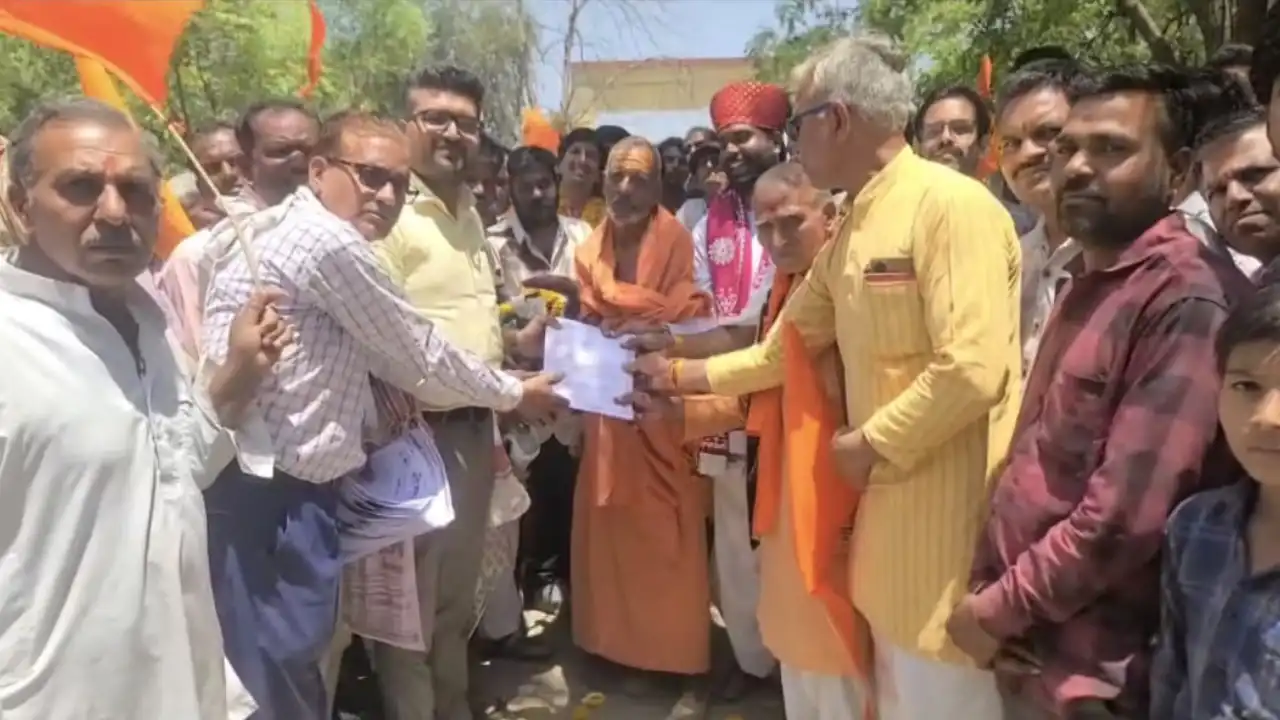 गौ सम्मान आव्हान अभियान के तहत संतों के सानिध्य में अखिलेश्वरानंद सरस्वती गौशाला दलौदा ने तहसीलदार धुंधड़का को सौंपा ज्ञापन