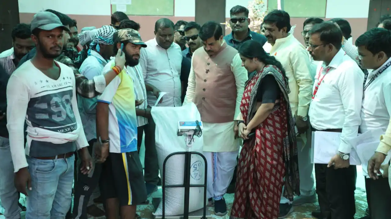 उपार्जन केंद्र की व्यवस्था देखने शाजापुर-खरगोन पहुंचे मुख्यमंत्री डॉ. मोहन यादव