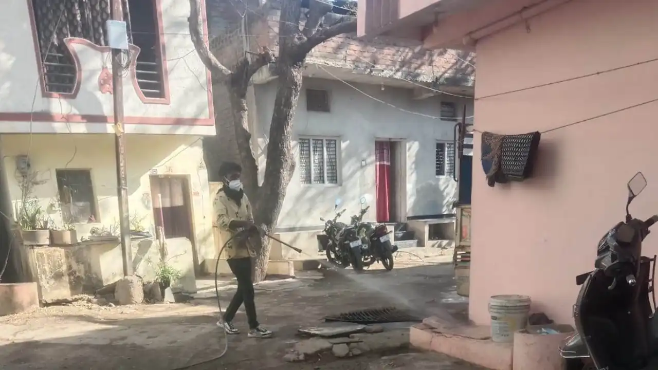 नगर पालिका द्वारा किया जा रहा है मच्छरों की रोकथाम हेतु दवाइयो का छिड़काव