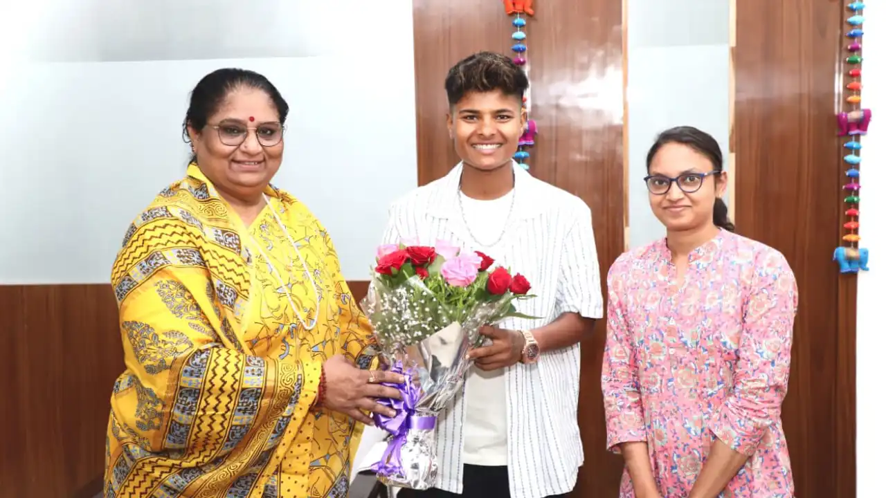 महिला-बाल विकास मंत्री सुश्री भूरिया से महिला क्रिकेटर क्रांति गौड़ ने की सौजन्य भेंट