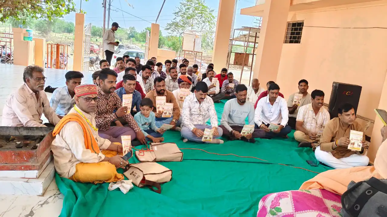 शहर में पहली बार गो माता को राष्ट्रीय स्तर पर सम्मान दिलाने सनातन संतों के सानिध्य में श्री पंचमुखी हनुमान मंदिर परिसर में संकल्प सभा का आयोजन हुआ।