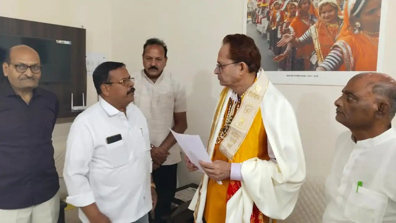 सीतामऊ रोड पर निरंतर हो रही सड़क दुर्घटनाओं एवं जनहानि को लेकर  मध्यप्रदेश मानव अधिकार आयोग अध्यक्ष को सौंपा ज्ञापन