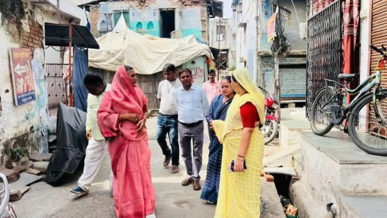 नपाध्यक्ष श्रीमती गुर्जर ने वार्ड क्रमांक 20 का निरीक्षण किया सफाई दरोगा को सफाई कार्या में सुधार लाने की दी हिदायत