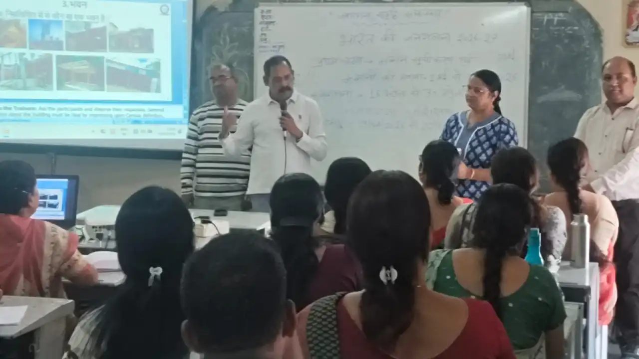 जनगणना कार्य में लगे कर्मचारियों को दी जा रही है ट्रेनिंग