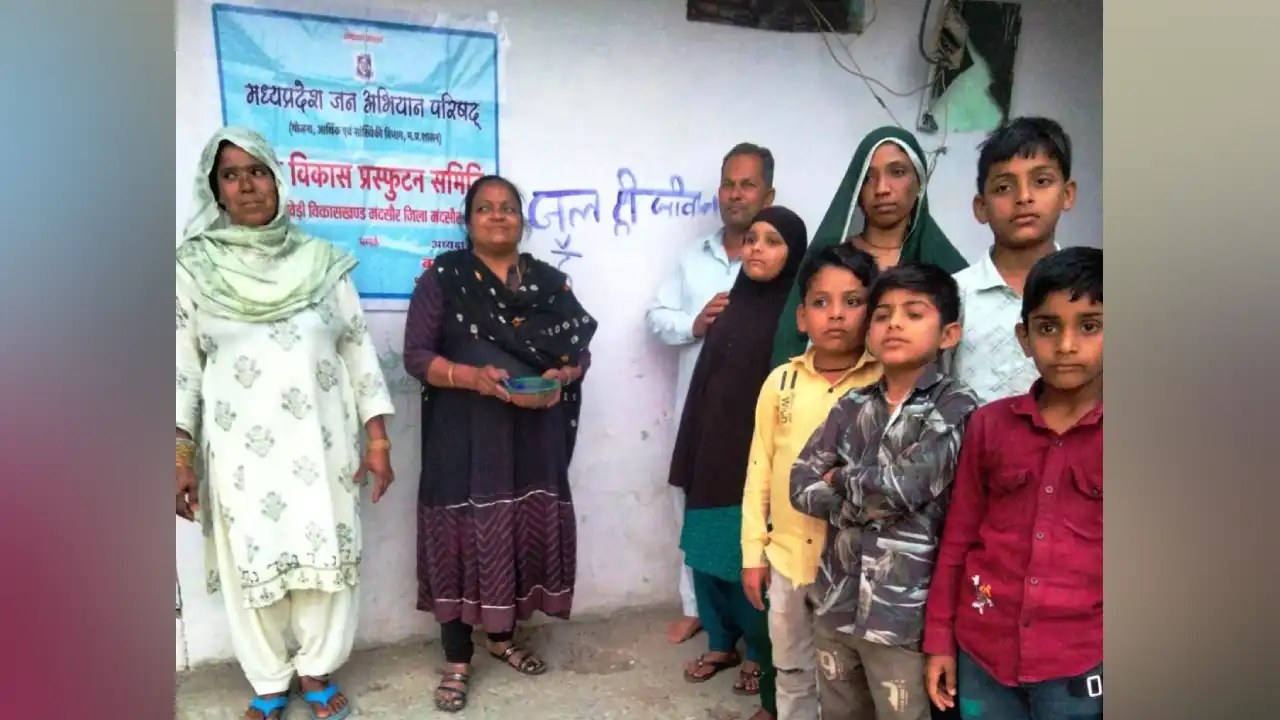 जल है तो कल है, ग्राम बाजखेड़ी मे दिवार लेखन किया जल है तो कल है, ग्राम बाजखेड़ी मे दिवार लेखन किया