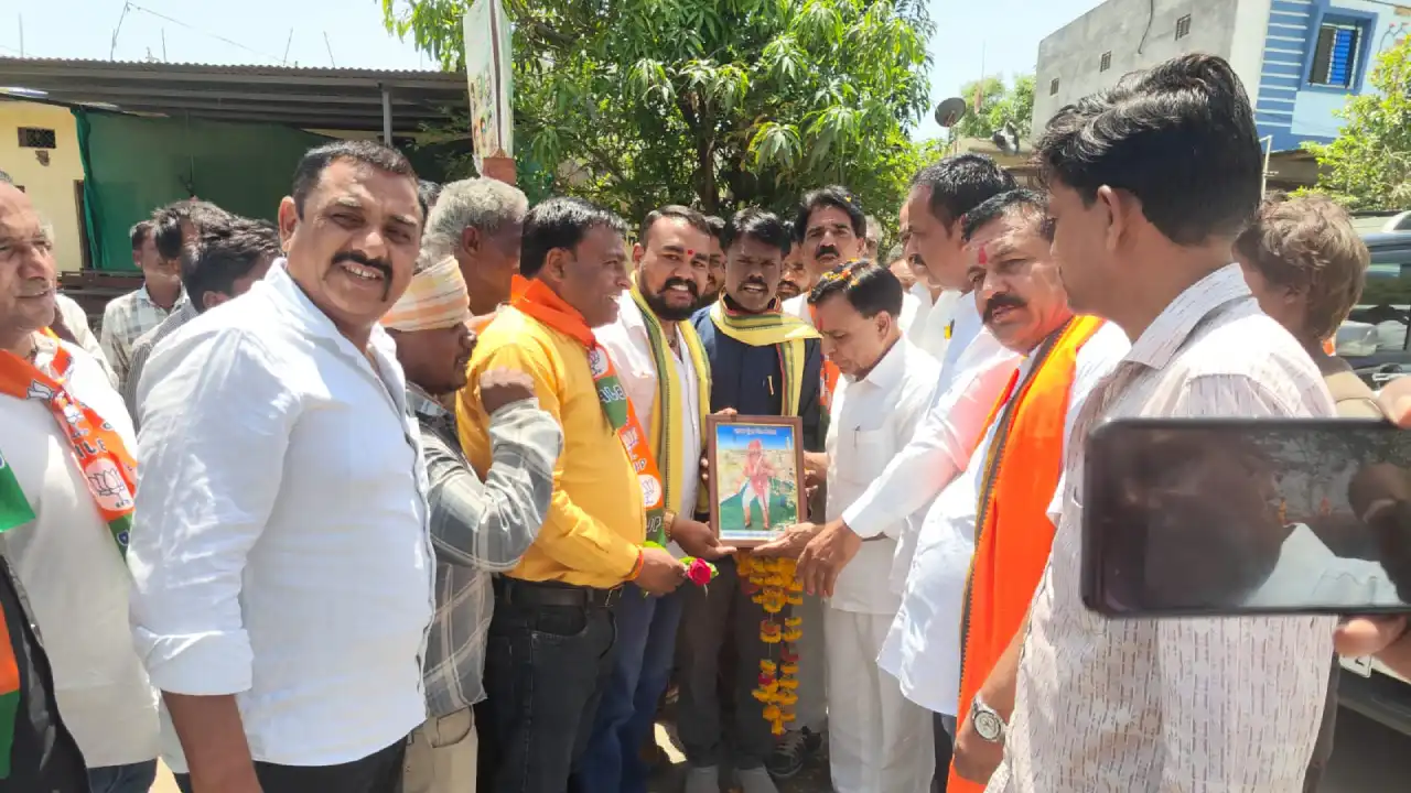 उपमुख्यमंत्री श्री देवड़ा का वीर श्री राणा पूंजा भील का छायाचित्र भेंट कर सम्मान किया गया उपमुख्यमंत्री श्री देवड़ा का वीर श्री राणा पूंजा भील का छायाचित्र भेंट कर सम्मान किया गया