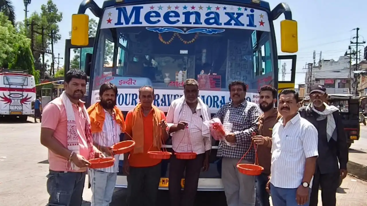 मिनाक्षी बस के संचालक अयूब सेठ के जन्मदिन पर बाटे जल पात्र मिनाक्षी बस के संचालक अयूब सेठ के जन्मदिन पर बाटे जल पात्र