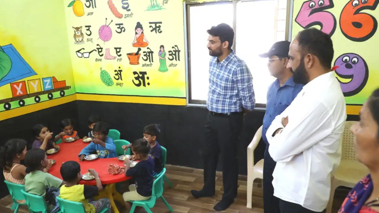 कलेक्टर श्री चंद्रा ने खोर में आदर्श आंगनवाड़ी केंद्र का निरीक्षण किया