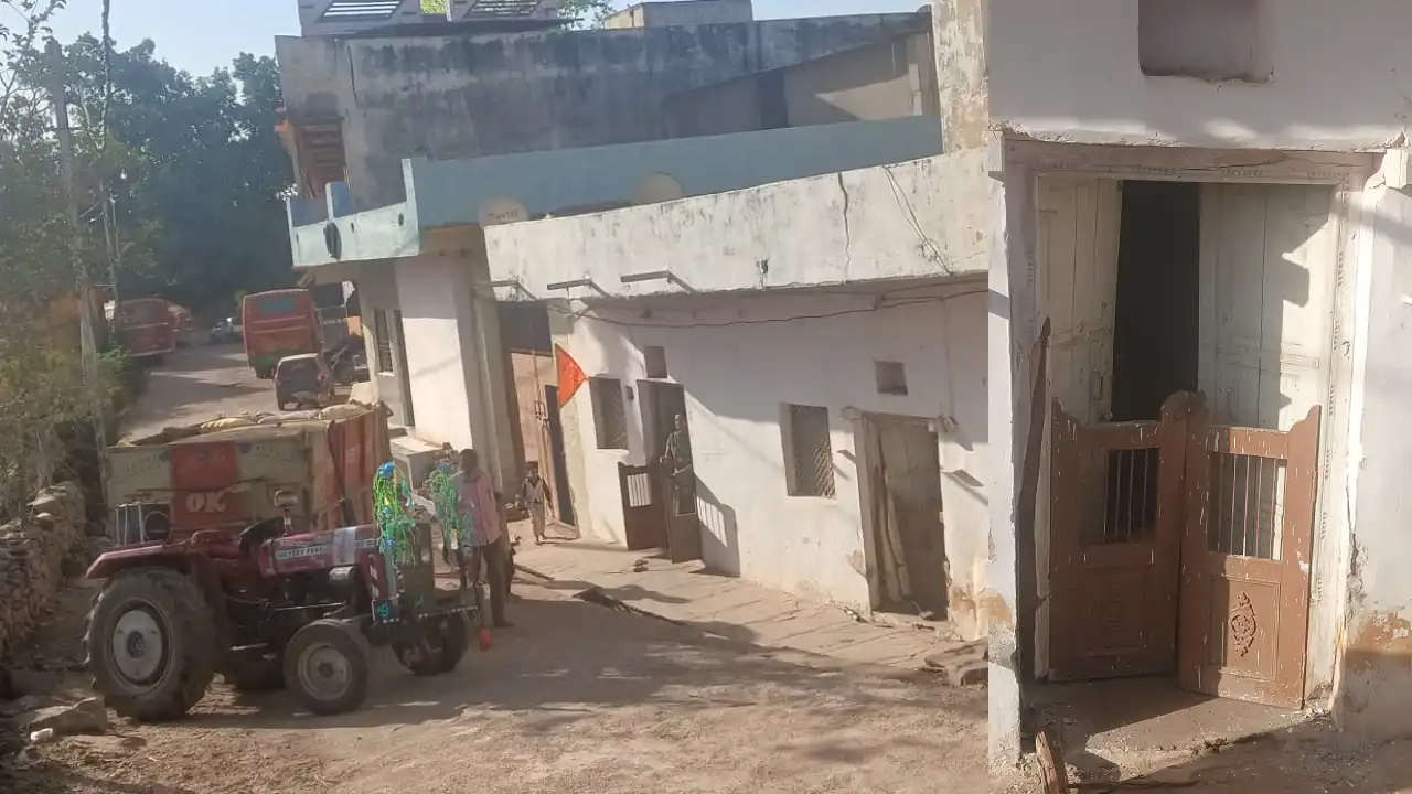 बड़ा हादसा टला: गेहूं से भरा ट्रैक्टर घर में घुसा, महिला बाल-बाल बची