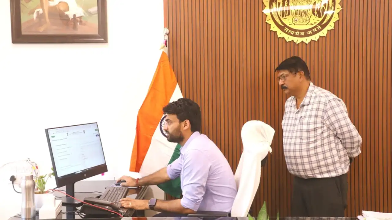 कलेक्टर श्री हिमांशु चंद्रा ने स्व-गणना पोर्टल पर स्वयं भरा अपना जनगणना फॉर्म