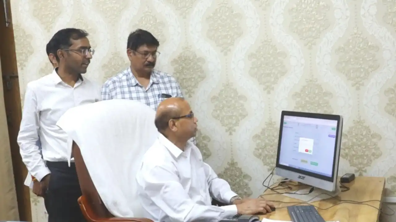 एडीएम श्री बी एस कलेश ने स्वयं भरा जनगणना फॉर्म