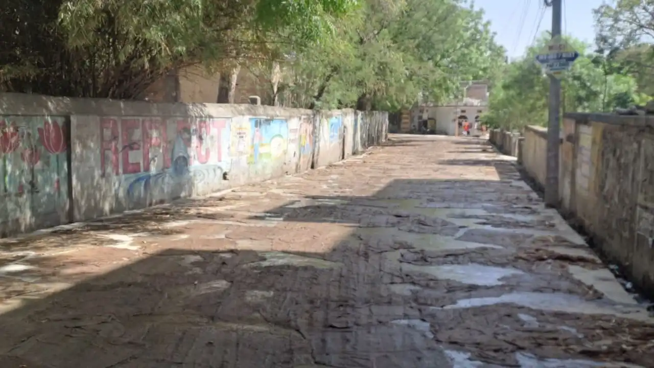 उत्कृष्ट विद्यालय के समीप सीसी रोड का कार्य लगभग पूर्ण ,आवागमन शीध्र होगा प्रारंभ