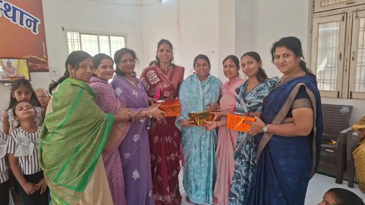 महावीर स्वामी जन्मकल्याणक के विशाल चल समारोह में सम्मिलित हुए जैन पाठशाला की शिक्षिकाएं एवं बच्चे हुए सम्मानित