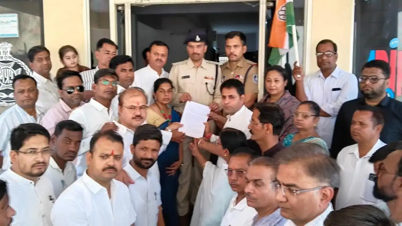 बढ़ते नशे के अवैध कारोबार, चाकूबाजी की घटनाओं और बढ़ती आपराधिक गतिविधियों को लेकर कांग्रेस ने सौंपा ज्ञापन