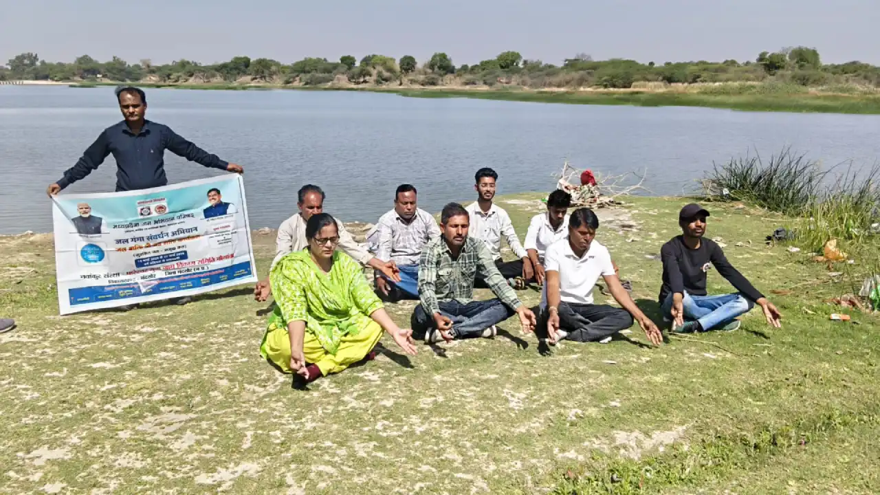 जल गंगा संवर्धन अभियान शिवना तट पर नवांकुर संस्था ने की साफ-सफाई, जल संरक्षण की दिलाई शपथ