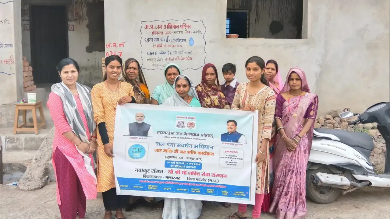 मुंदड़ी में नवांकुर सखियों, प्रस्फुटन समितियों और युवाओं के सहयोग से जल स्रोतों के पास दीवार लेखन (स्लोगन पेंटिंग) का कार्य किया जा रहा