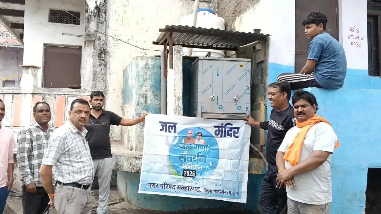 जल गंगा संवर्धन अभियान अंतर्गत वार्ड क्रमांक 08 में वाटर कूलर एवं पानी टंकी की साफ-सफाई