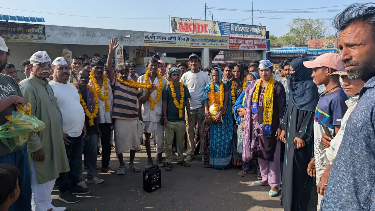 आप ने वरिष्ठ श्रमिकों का पुष्पमाला पहनाकर किया सम्मान 