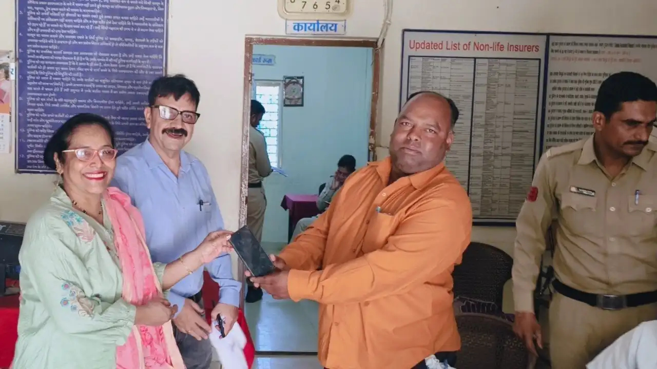 मोबाइल फोन वापस लौटकर नगर पालिका के दिव्यांग कर्मचारियों ने पेश की ईमानदारी की मिसाल