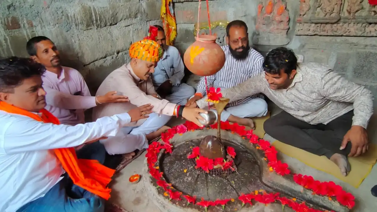 शिवना नदी के प्राकट्य स्थान पर कैबिनेट मंत्री हेमंत मीणा पंहुचे।