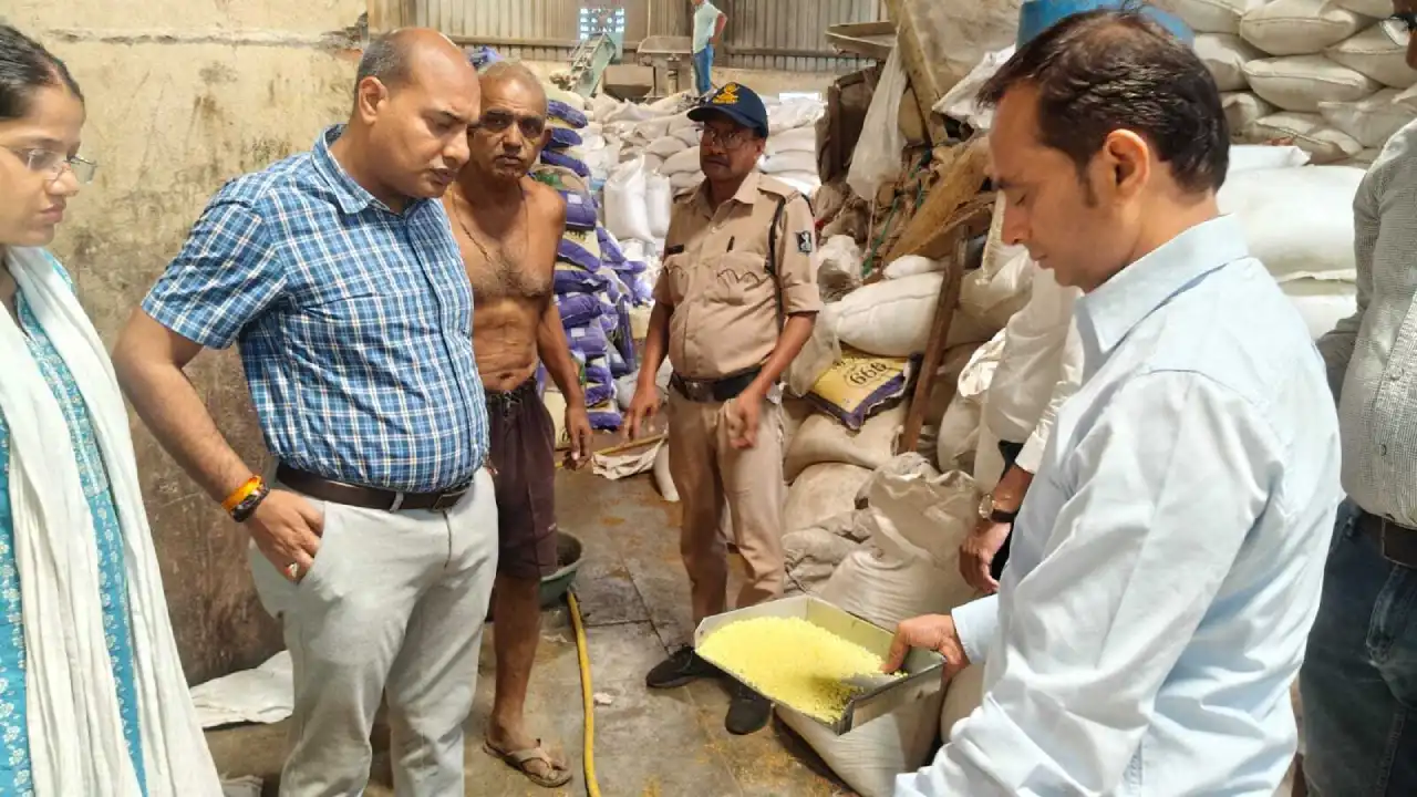 मिलावटखोरों पर कलेक्टर सख्त, अरनिया कुमार स्थित एक फर्म पर प्रशासन की छापेमारी  