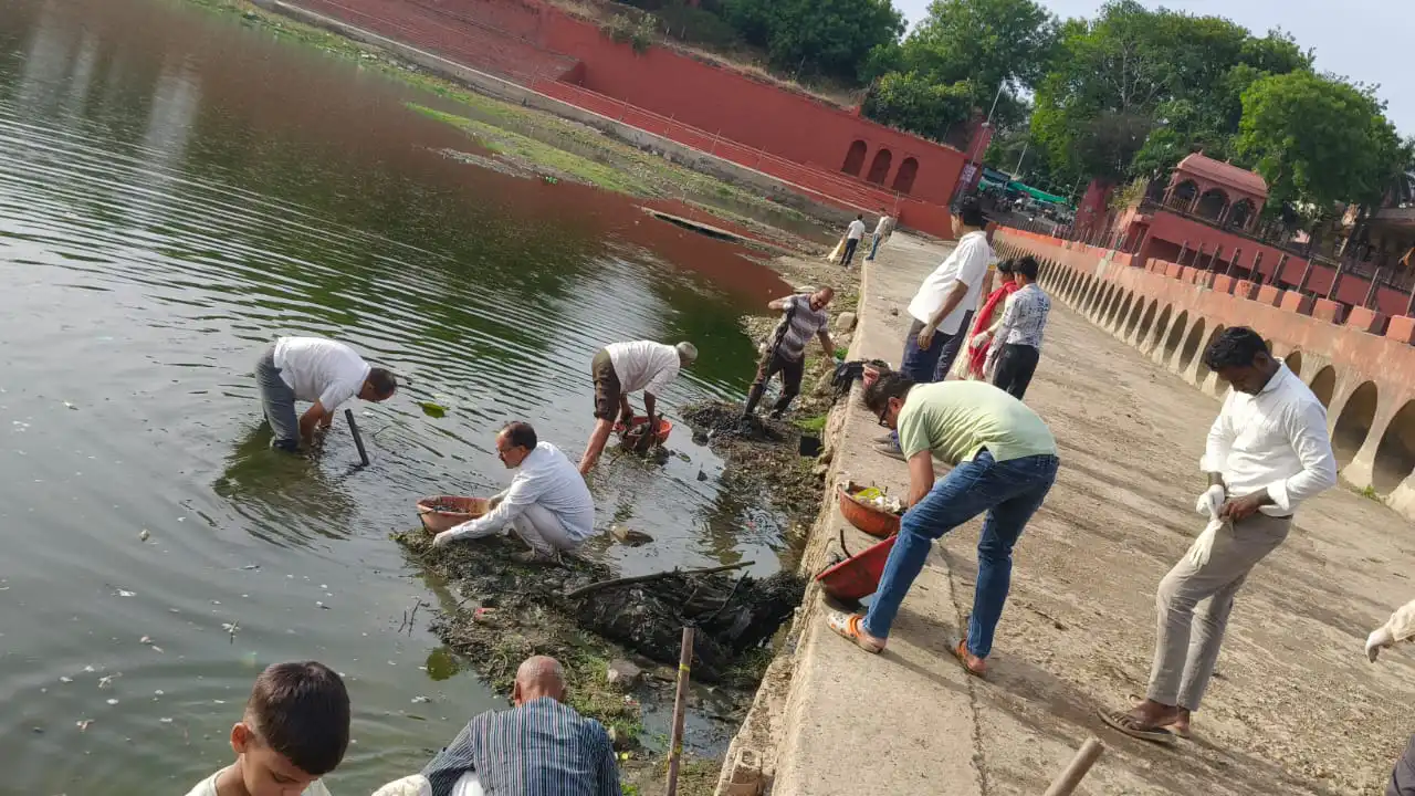 शिवना शुद्धिकरण जनअभियान के 126वें दिन श्रमदानियों ने निकाली एक ट्रॉली गंदगी, विधायक विपिन जैन ने किया श्रमदान का आह्वान