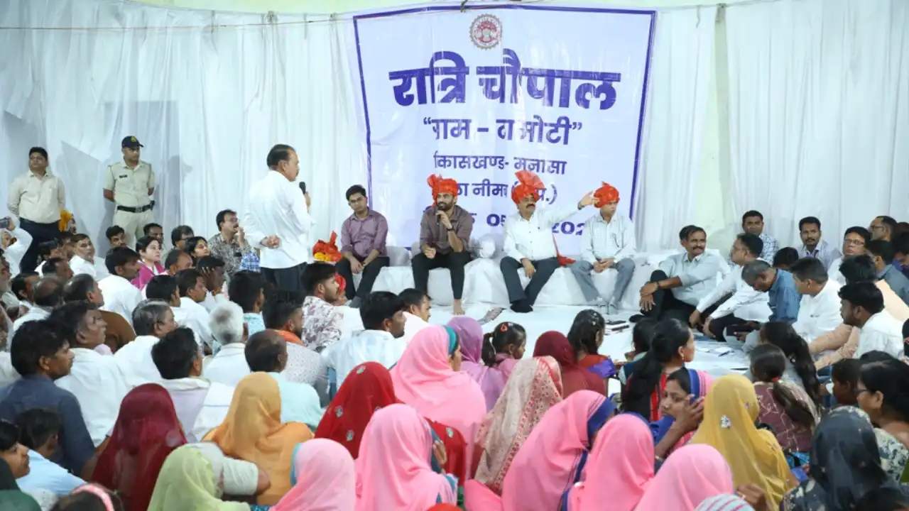 कलेक्टरश्री हिमांशु चंद्रा ने टामोटी में रात्रि चौपाल व जल चौपाल में सुनी ग्रामीणों की समस्याएं, 