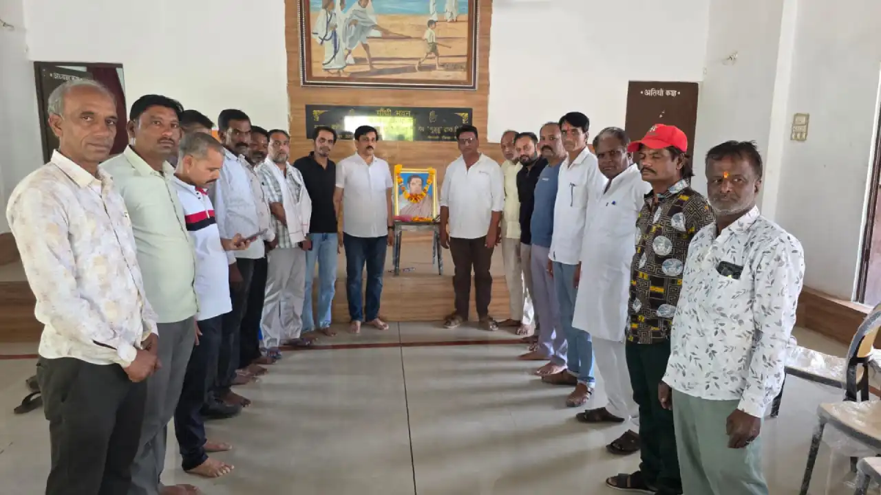 सिंगोली में पूर्व पीएम राजीव गांधी को दी श्रद्धांजलि, कांग्रेसजनों ने किया पुण्य स्मरण सिंगोली में पूर्व पीएम राजीव गांधी को दी श्रद्धांजलि, कांग्रेसजनों ने किया पुण्य स्मरण