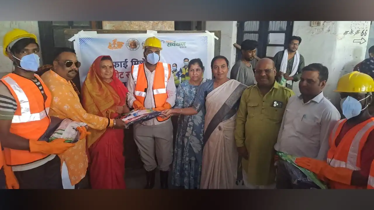 नगर पालिका के 700 सफाई मित्रों को सुरक्षा एवं सफाई उपकरण वितरित