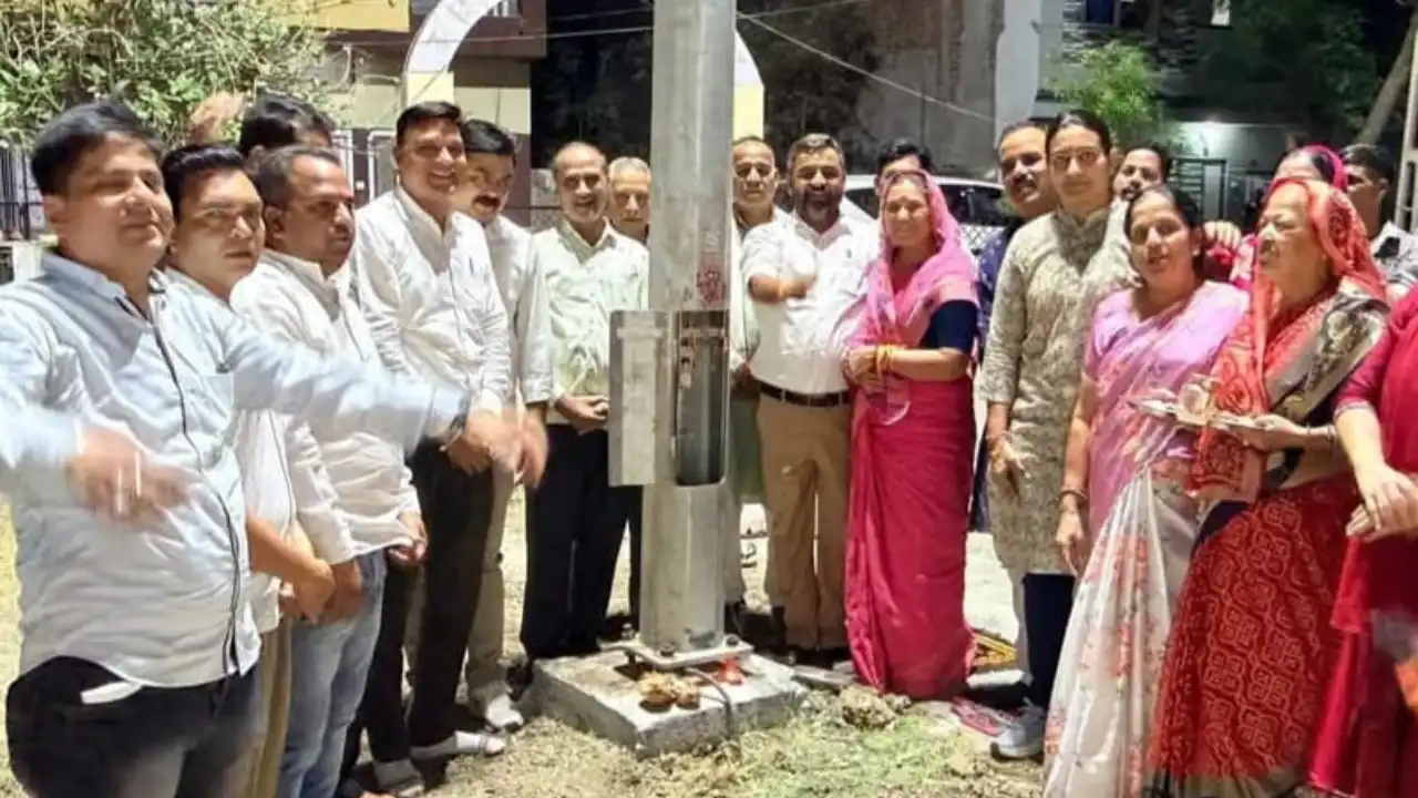 वार्ड नं. 05 में दो हाईमास्‍क का हुआ लोकार्पण