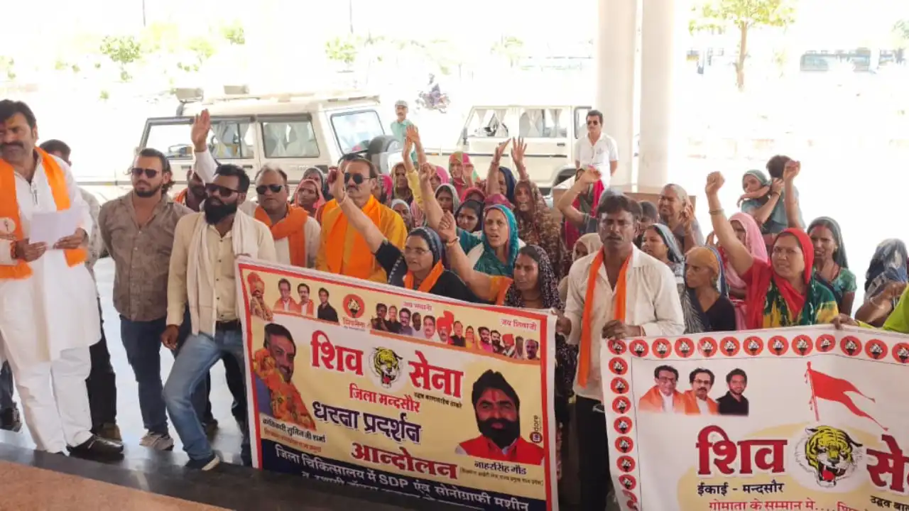 शिवसेना यूटीबी द्वारा भीषण गर्मी 43 डिग्री में गांधी चौराहा पर प्रदर्शन कर जिला चिकित्सालय में एसडीपी मशीन की कि मांग की गई