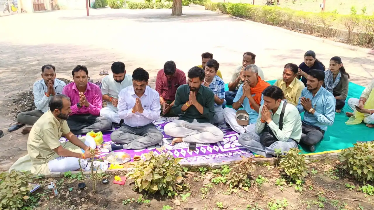 मंदसौर पंछी बचाओ अभियान के तहत 'पंछी टॉवर' का निर्माण शुरू, दादा-दादी पार्क में हुआ भूमि पूजन