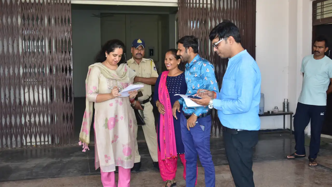 कलेक्टर श्रीमती गर्ग ने EVM-VVPAT वेयर हाउस का निरीक्षण किया