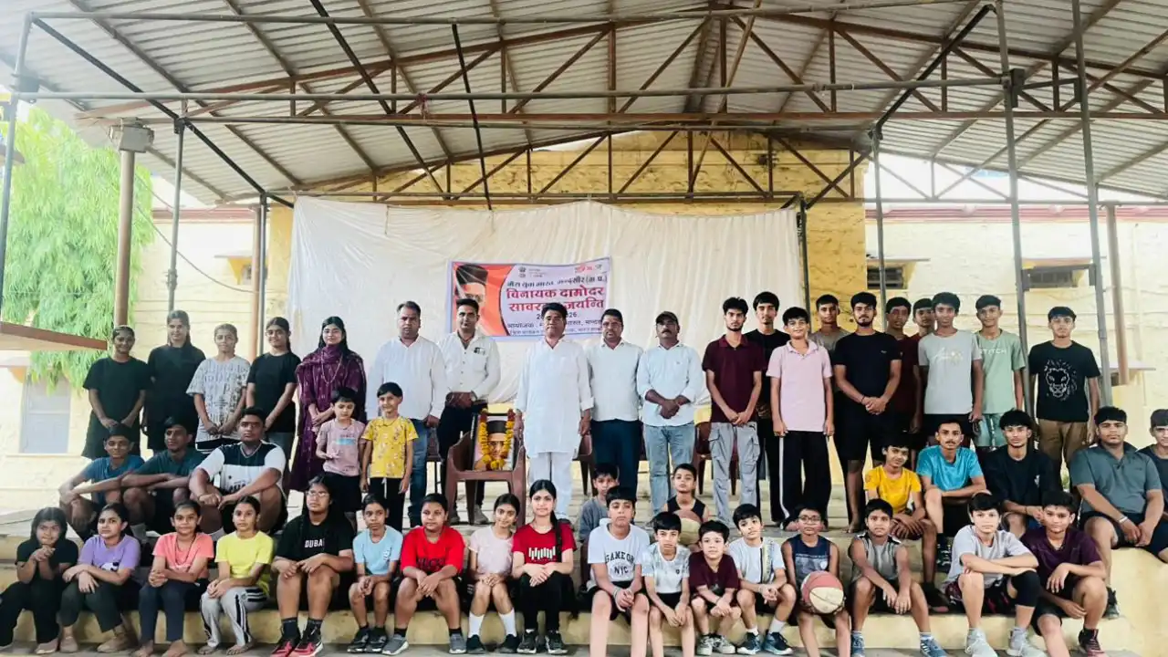 महान क्रांतिकारी राष्ट्रवादी विनायक दमोदर वीर सावरकर की जन्म जयंती श्रद्धा एवं सम्मान के साथ मनाई गई