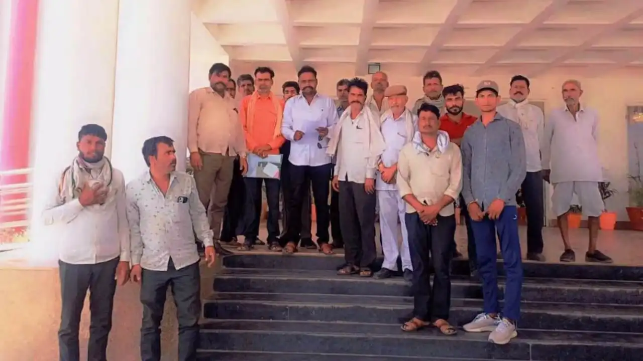 ग्रामीणों की समस्या लेकर कलेक्टर पहुंचे संयुक्त बेरोजगार सेना के पदाधिकारी