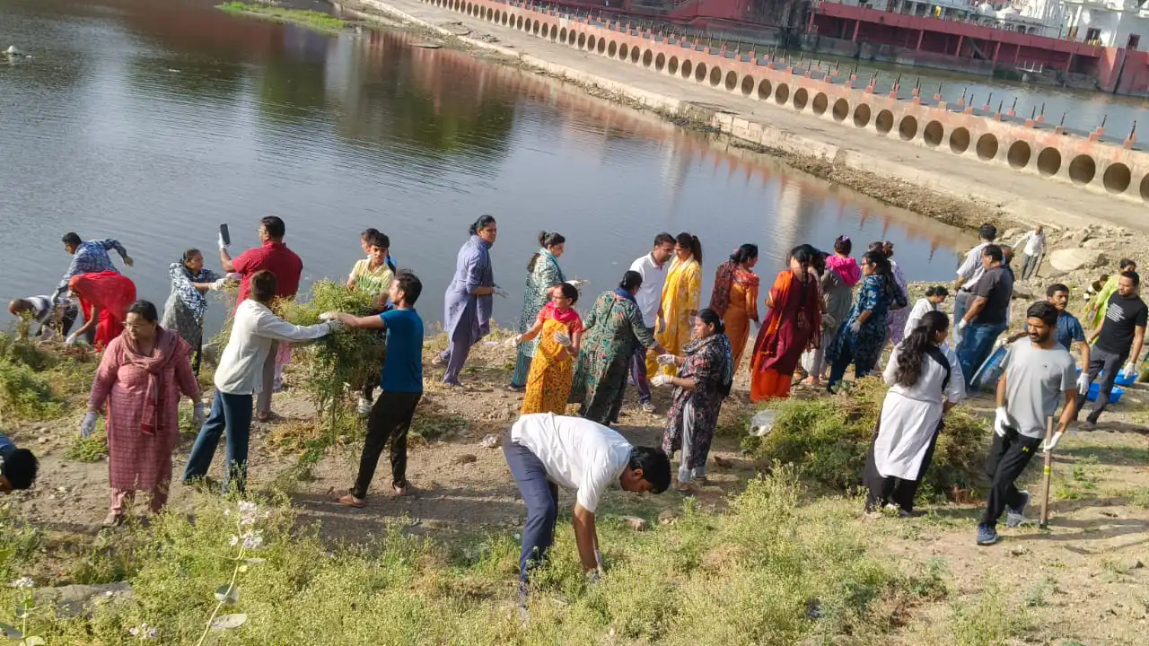 आज शिवना प्रदूषण मुक्ति अभियान में नदी से 4 ट्राली कचरा निकाला गया