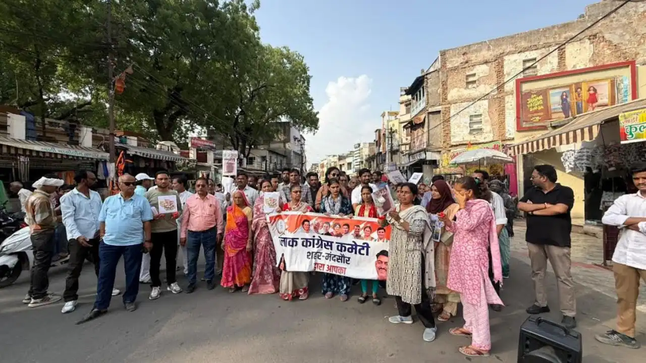 पेट्रोल, डीजल, रसोई गैस एवं महंगाई के विरोध में कांग्रेस का जोरदार प्रदर्शन पेट्रोल, डीजल, रसोई गैस एवं महंगाई के विरोध में कांग्रेस का जोरदार प्रदर्शन