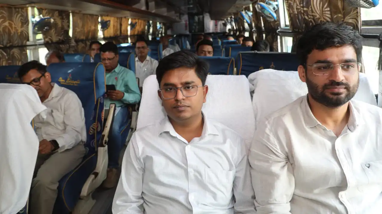 कलेक्टर के नेतृत्व में सभी जिला अधिकारी एक ही यात्री बस से ग्राम कंजार्डा हुए रवाना