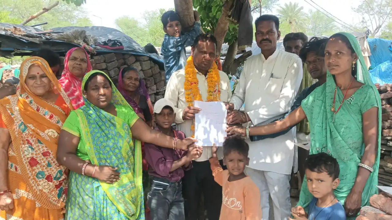 भाजपा जनजाति मोर्चा जिला उपाध्यक्ष ने झुग्गी बस्तियों का दौरा कर सुनी आमजन की समस्या ! भाजपा जनजाति मोर्चा जिला उपाध्यक्ष ने झुग्गी बस्तियों का दौरा कर सुनी आमजन की समस्या !