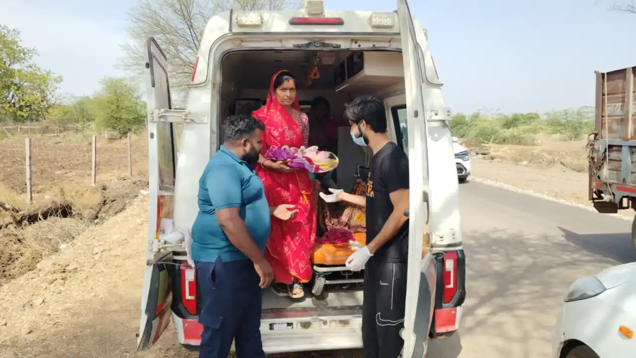 चलती 108 एम्बुलेंस में गूंजी किलकारी, हाई रिस्क गर्भवती ने बेटे को दिया जन्म चलती 108 एम्बुलेंस में गूंजी किलकारी, हाई रिस्क गर्भवती ने बेटे को दिया जन्म