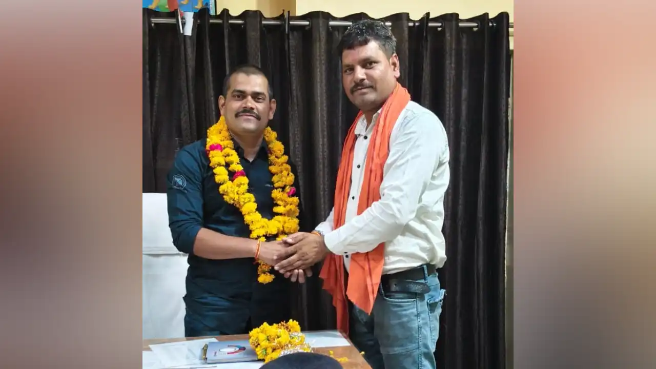 नवागत दलौदा थाना प्रभारी श्री रविन्द्र प्रताप डांगी का समाजसेवी कुलदीप सिंह गौड़ ने किया स्वागत