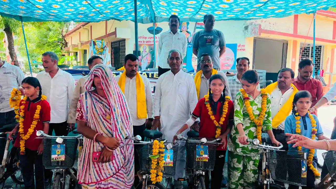 फतेहगढ़ विद्यालय में साइकिल वितरण के साथ आधुनिक प्री-प्राइमरी कक्षाओं का शुभारंभ ।