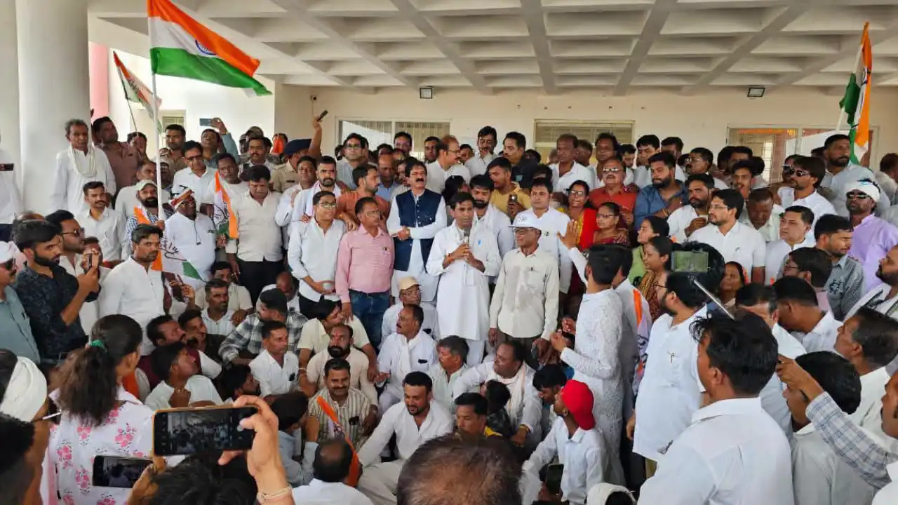 जिला कांग्रेस अध्यक्ष महेन्द्र सिंह गुर्जर के नेतृत्व में संविधान, लोकतंत्र और किसान हितों की रक्षा को लेकर उमड़ा जनसैलाब