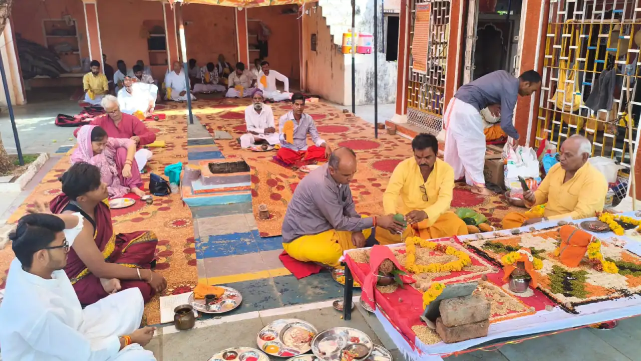 चीताखेड़ा में नवग्रह अनुष्ठान की आज बुधवार को होगी पूर्णाहुति, 1.30 लाख मंत्रों के जाप से गुंजायमान हुआ बजरंग मंदिर