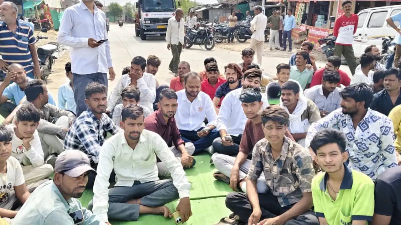 असावती के ग्रामीणों ने अधूरी पुलिया के लिए किया चक्का जाम, अधिकारियों के लिखित आश्वासन के बाद समाप्त हुआ धरना
