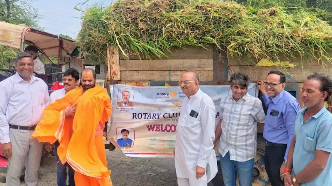 रोटरी क्लब के तत्वावधान में  कारूलाल सोनी परिवार ने कराया गौंवश को आहार
