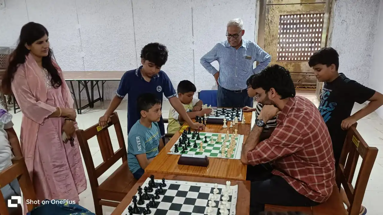 कलेक्ट महोदय श्री हिमांशु चंद्रा जी ने किया शतरंज खेलने वालो बच्चो का किया उत्साहवर्धन