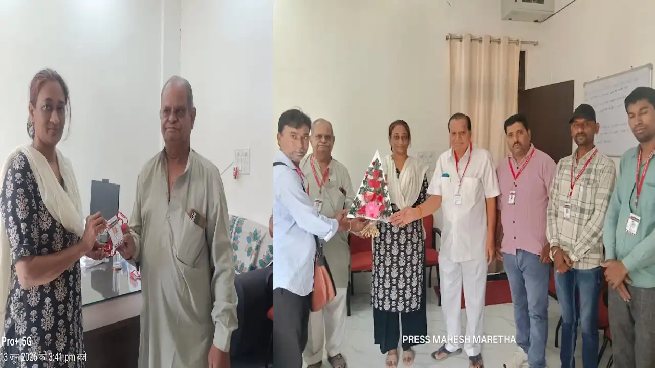 एस डी एम स्वाति तिवारी ने आंचलिक पत्रकार संघ के सदस्यों को कार्ड वितरण किये।