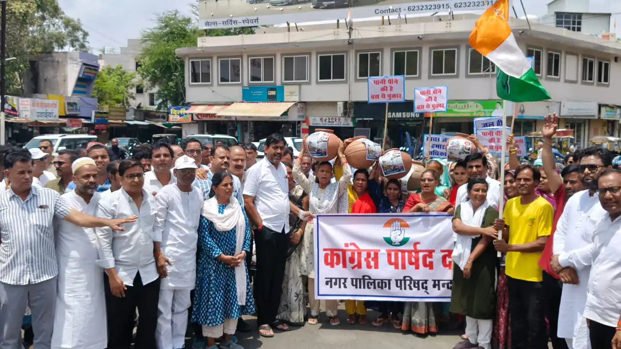 करोड़ो की नगर पालिका में पेयजल संकट,घटिया सड़क निर्माण की अनियमितताओं व सफाई व्यवस्था को लेकर कांग्रेस ने किया जोरदार प्रदर्शन